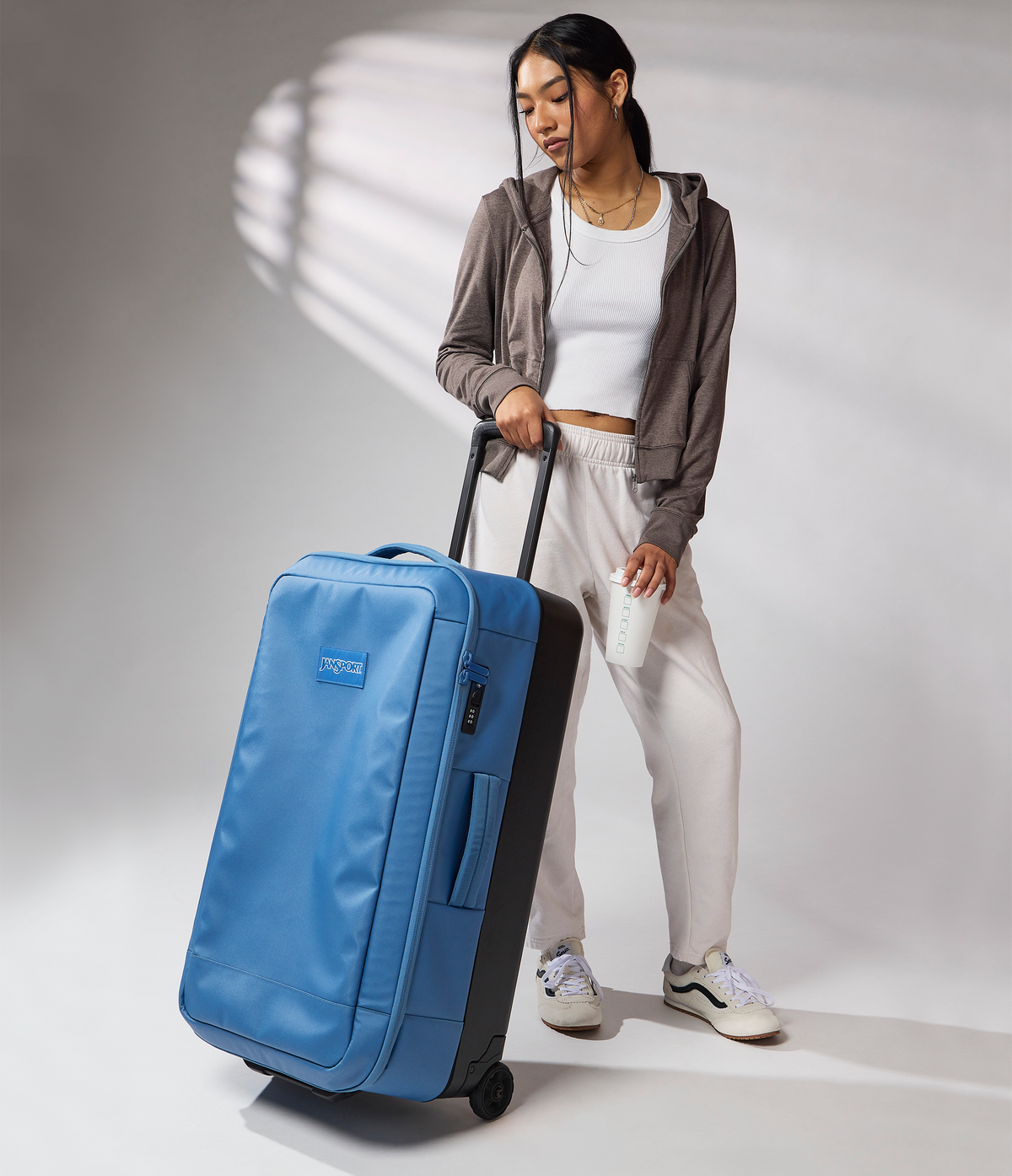 good-latitude-30-rolling-duffel-k1 JS0A86EOEW5-MODEL.png