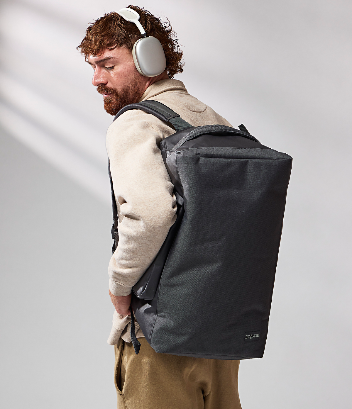 convertible-duffel-toiletry-bag-smokey-grit-set-t6 JS0A8E8EDMX-MODEL.png