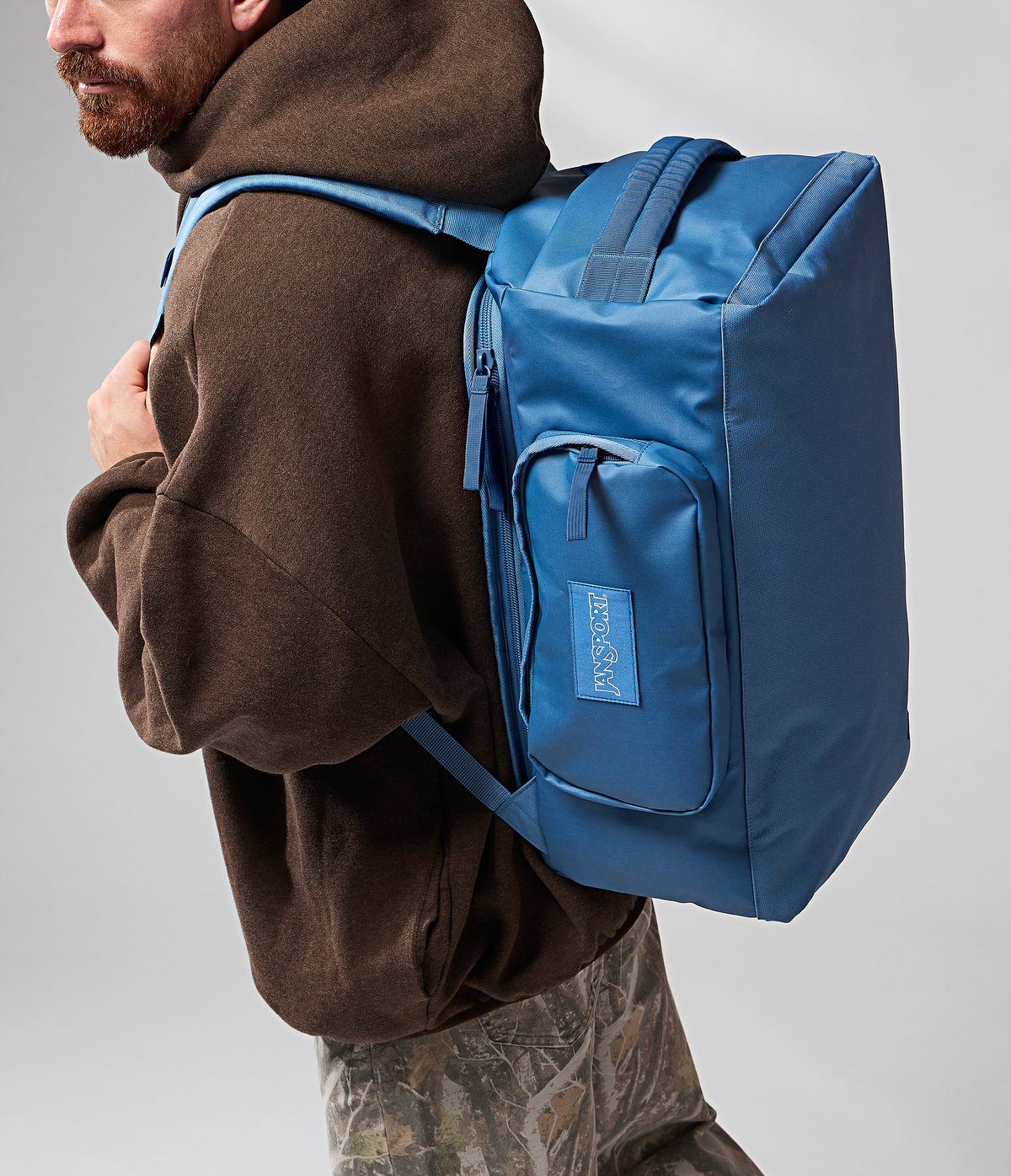 convertible-duffel-toiletry-bag-elemental-blue-set-y1 JS0A8E8EEW5-MODEL.png